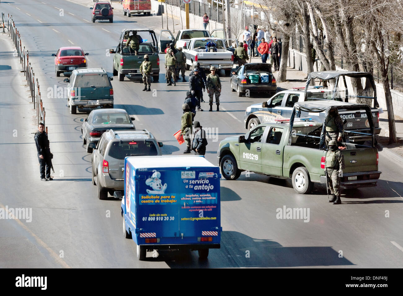 Soldat de l'armée mexicaine masqué et un homme de la Police fédérale de contrôle aléatoires de véhicules le 15 janvier 2009 à Juarez, au Mexique. Une guerre contre la drogue a déjà fait plus de 40 personnes depuis le début de l'année. Plus de 1600 personnes ont été tuées à Juarez en 2008, faisant de la ville la plus violente Juarez au Mexique. Banque D'Images