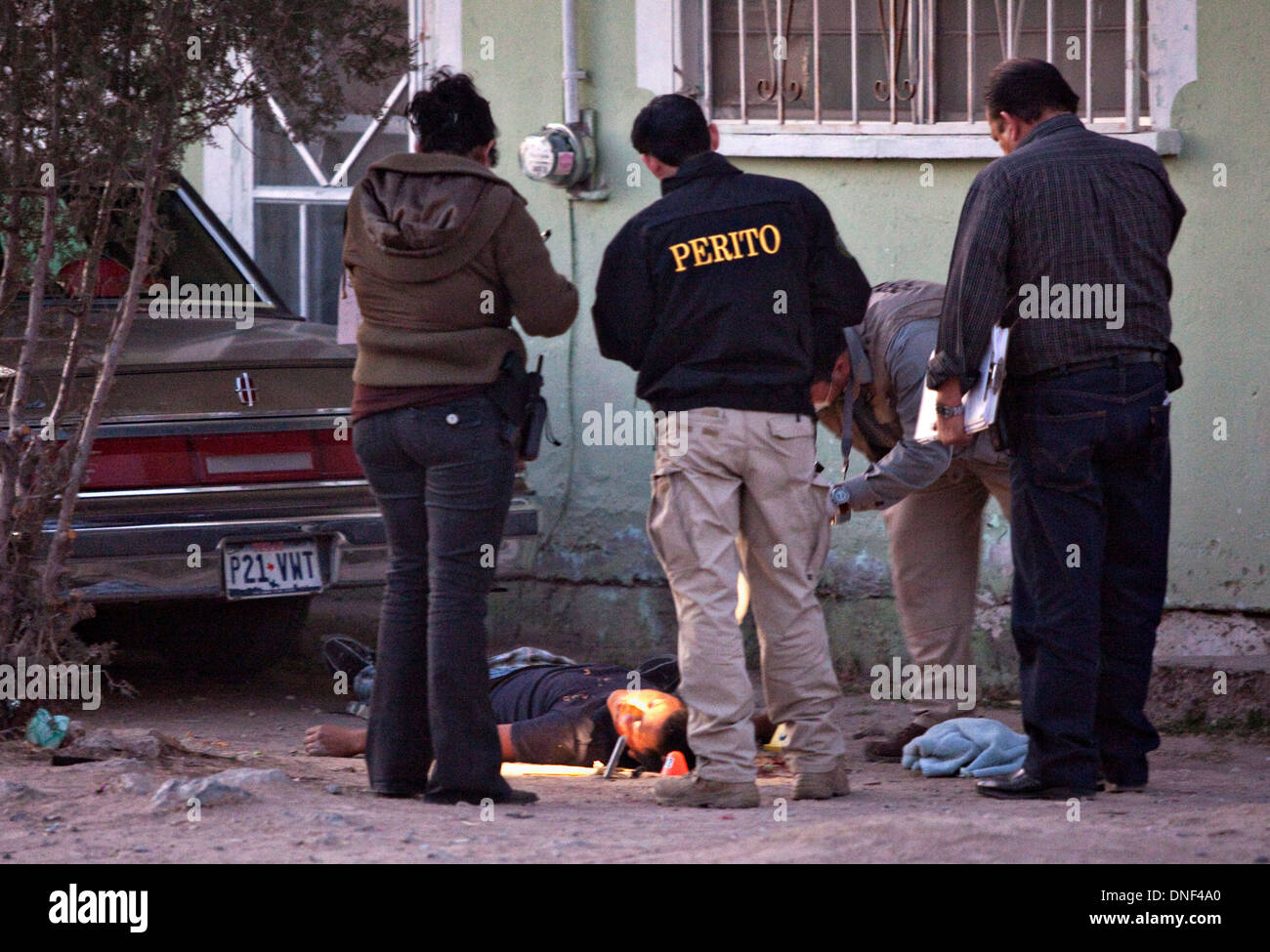 Les enquêteurs de police sur les lieux d'un médicament pousse dehors dans un taudis, 14 janvier 2009 à Juarez, au Mexique. Le tournage, liée à la drogue en cours à une guerre qui a déjà fait plus de 40 personnes depuis le début de l'année. Plus de 1600 personnes ont été tuées à Juarez en 2008, faisant de la ville la plus violente Juarez au Mexique. Banque D'Images