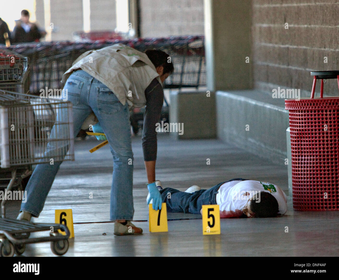Le nombre d'enquêteurs des douilles trouvées sur les lieux d'un médicament sur l'exécution à la magasin Costco le 15 janvier 2009 à Juarez, au Mexique. Le tournage, liée à la drogue en cours à une guerre qui a déjà fait plus de 40 personnes depuis le début de l'année. Plus de 1600 personnes ont été tuées à Juarez en 2008, faisant de la ville la plus violente Juarez au Mexique. Banque D'Images