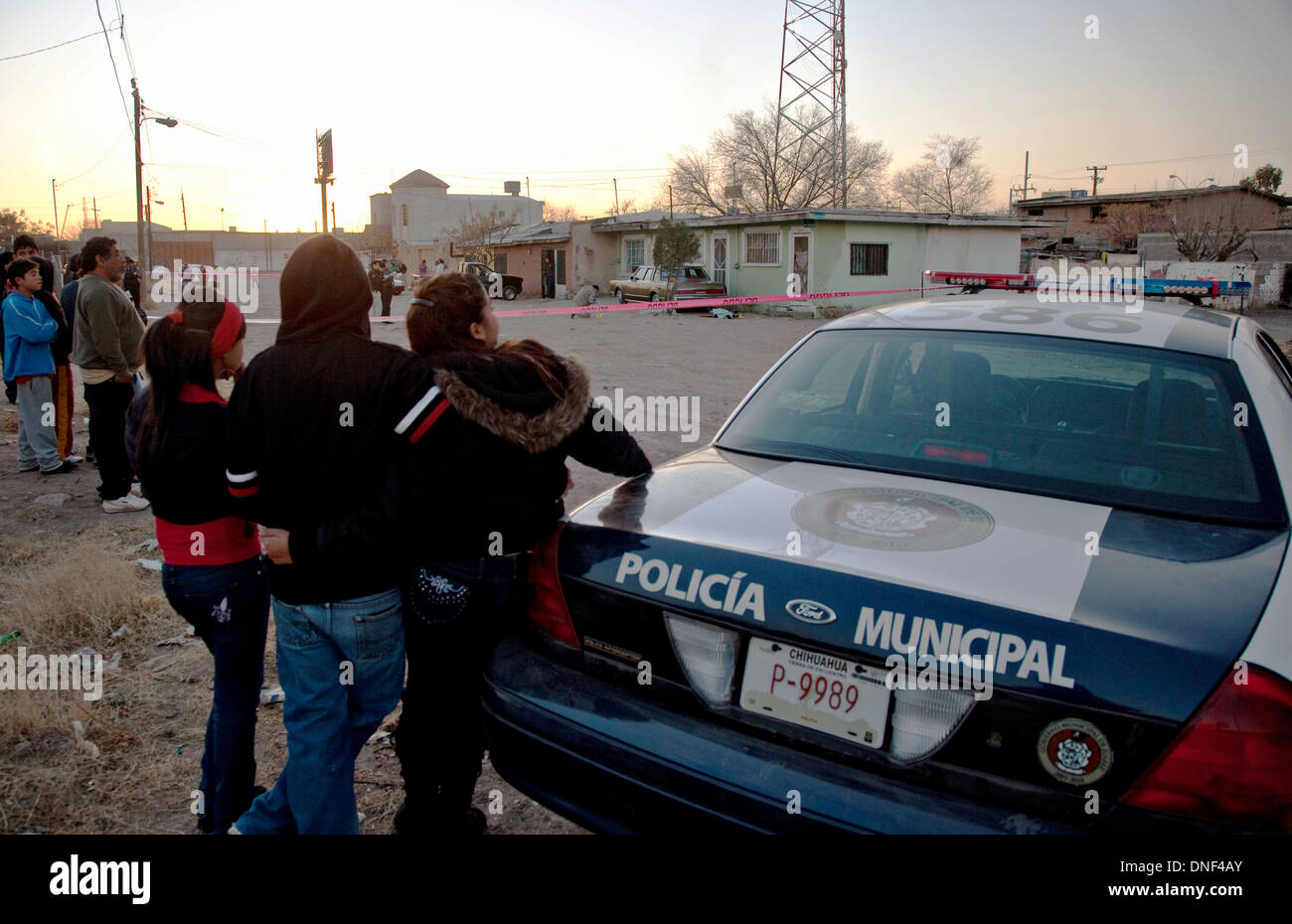 Les amis de quatre jeunes hommes tués dans une fusillade liée à la drogue dans un taudis réagir comme la police enquête sur 15 janvier 2009 à Juarez, au Mexique. Le tournage, liée à la drogue en cours à une guerre qui a déjà fait plus de 40 personnes depuis le début de l'année. Plus de 1600 personnes ont été tuées à Juarez en 2008, faisant de la ville la plus violente Juarez au Mexique. Banque D'Images