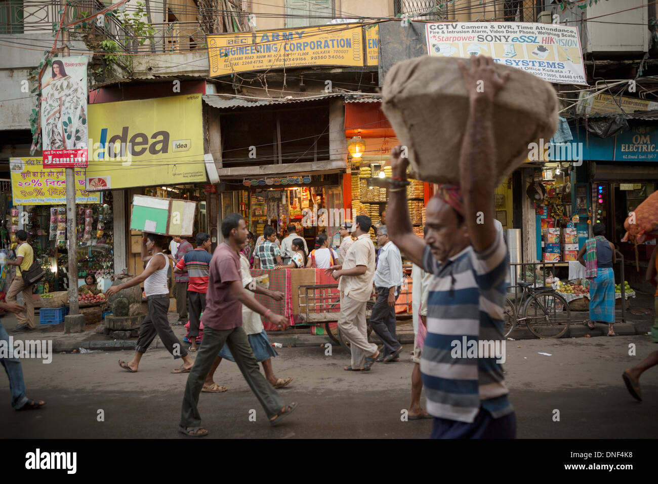 La circulation des piétons dans la ville de Calcutta (Kolkata), Inde Banque D'Images