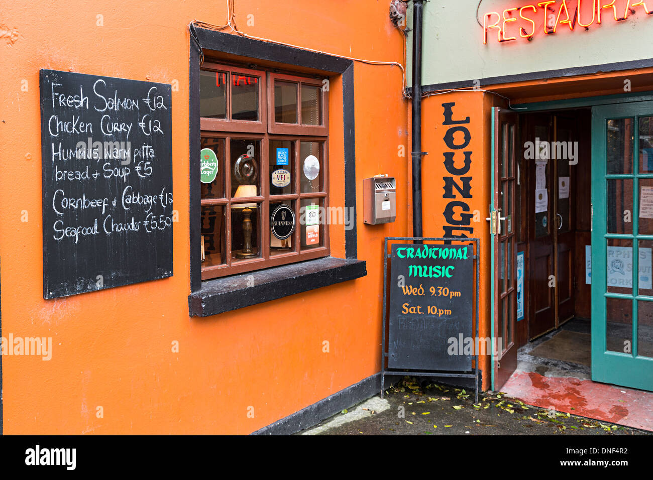 Panneaux pour la musique live et menu à l'extérieur de bar et restaurant, Corofin, comté de Clare, Irlande Banque D'Images