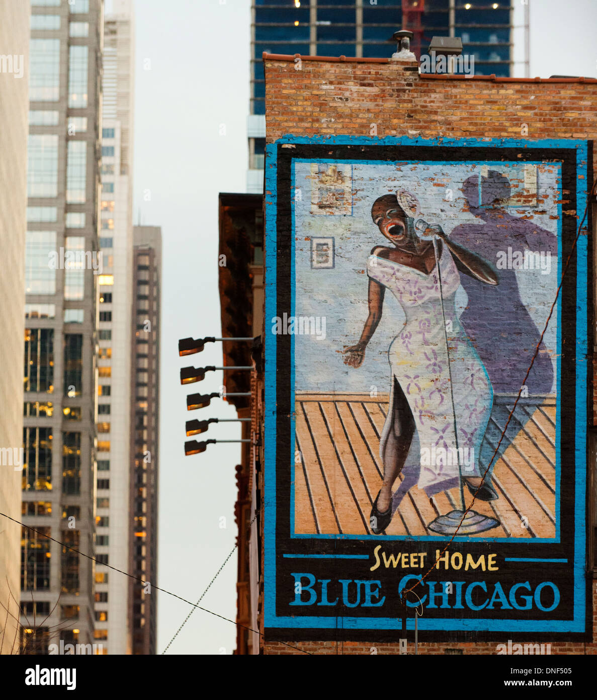 Grande murale sur le côté d'un immeuble la publicité le Chicago blues bleu club. Banque D'Images