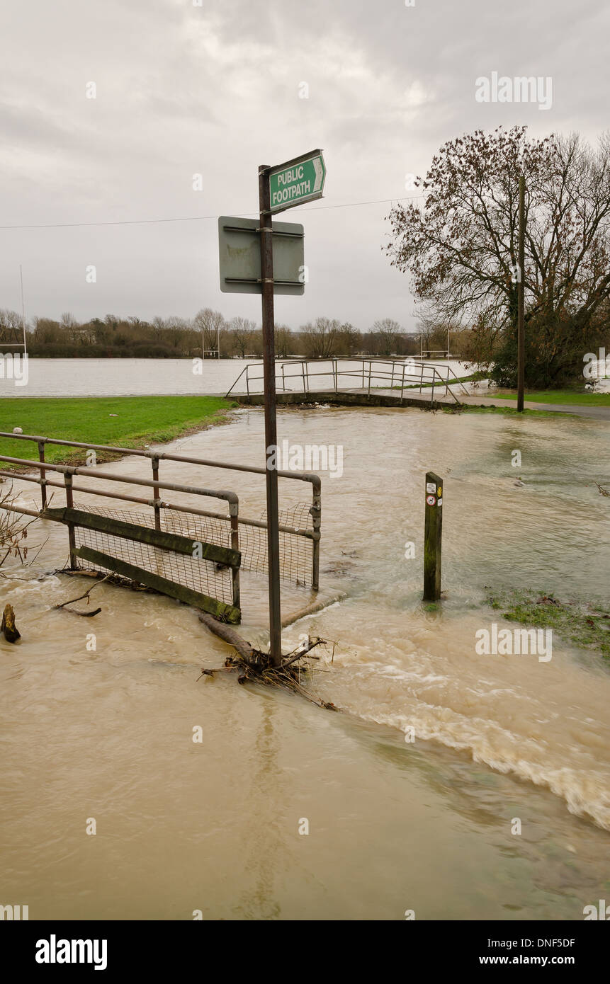 Terrains inondés en sentier à Tonbridge School plan d'inondation comme rivière Medway plaine d'inondations Banque D'Images