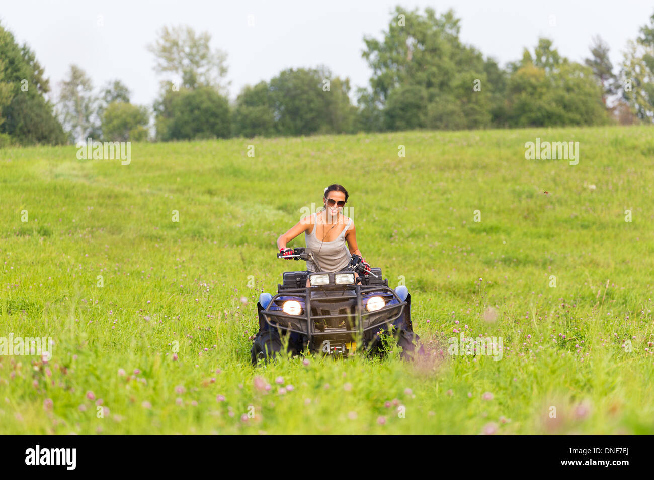 Femme quadrocycle extrême circonscription élégant Banque D'Images