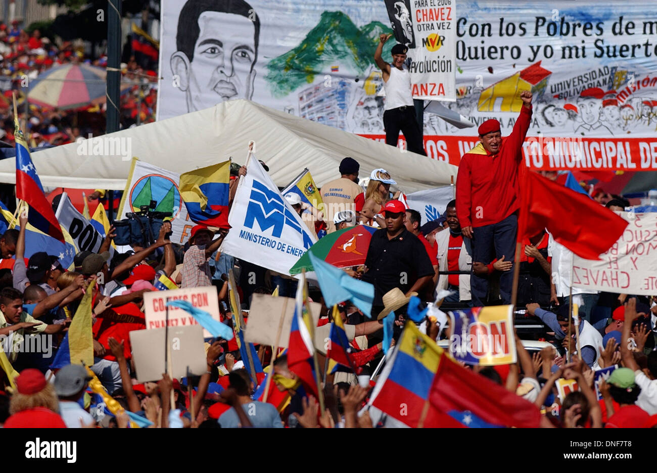 Le Président du Venezuela Hugo Chavez célèbre porte son béret rouge comme il rend hommage aux partisans lors d'un rassemblement politique à Caracas, Venezu Banque D'Images