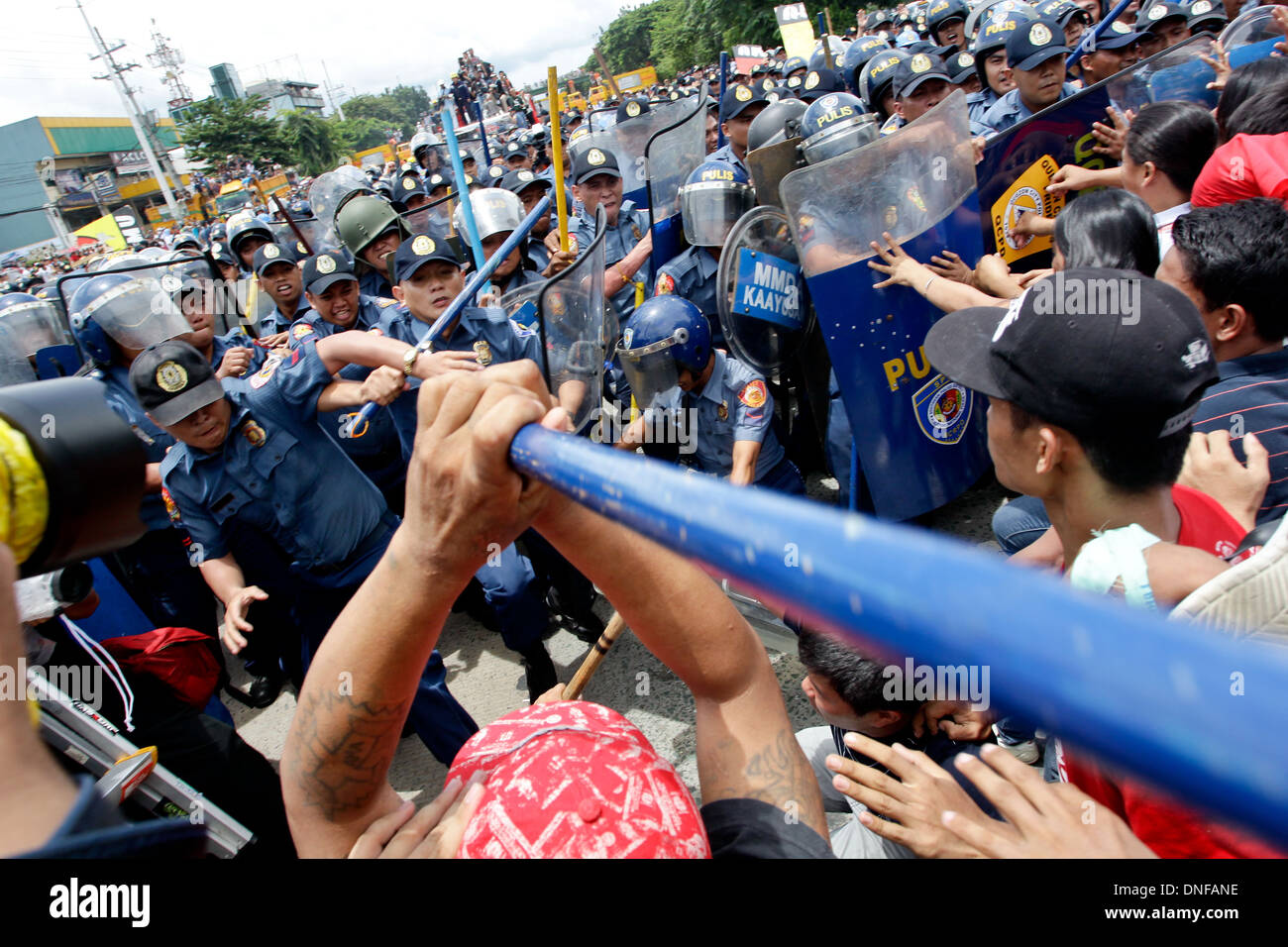 Les manifestants se heurtent à la police devant le président de l'Nation-Address (SONA) à Quezon City le 22 juillet 2013 Banque D'Images