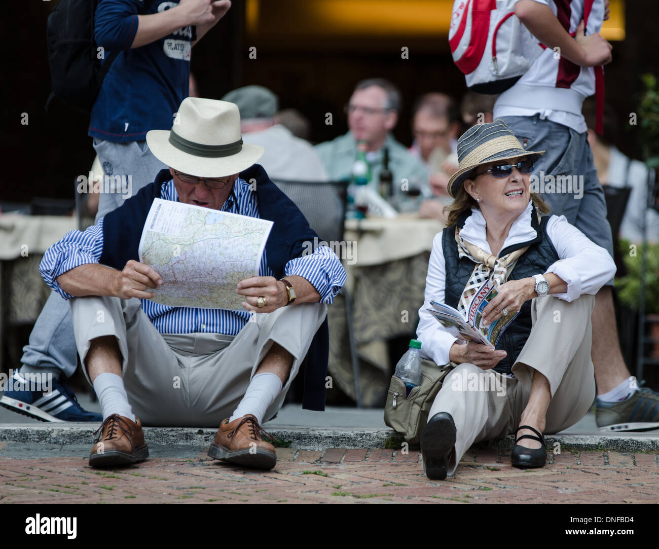 Sienne 15 mai : deux touristes d'étudier la carte et livre sur la toscane à Sienne le 15 mai 2012 Banque D'Images