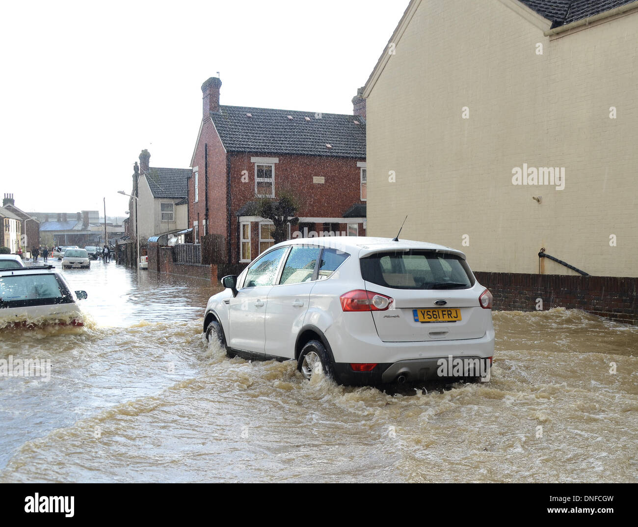 Tonbridge, Kent, UK . Dec 25, 2013. Les eaux de crue dans les résidents négocier Tonbridge le jour de Noël Crédit : Sebastian Toombs/Alamy Live News Banque D'Images