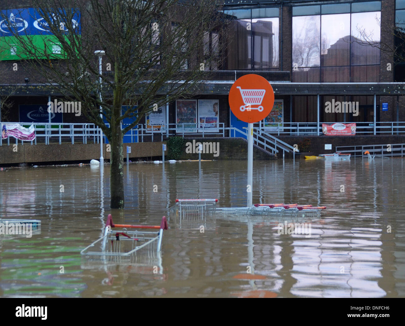 Tonbridge, Kent, UK . Dec 25, 2013. Les eaux de crue dans les résidents négocier Tonbridge le jour de Noël Crédit : Sebastian Toombs/Alamy Live News Banque D'Images