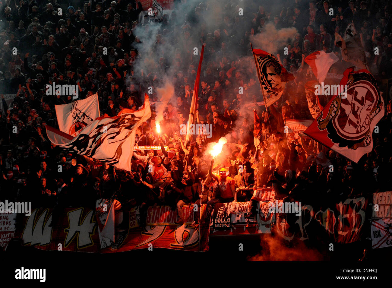 Les partisans du club de Bundesliga allemande de football FC Köln (Cologne) célébrer leurs torches brûlant de l'équipe Banque D'Images