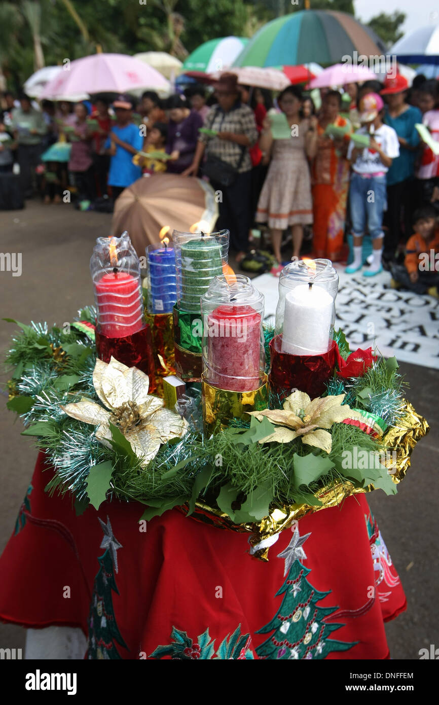 Jakarta, Indonésie. Dec 25, 2013. Les congrégations de l'Indonésie à partir de deux églises assister à une prière de masse devant le palais présidentiel. Des centaines de chrétiens indonésiens a organisé un culte de Noël le 25 décembre, devant le palais présidentiel de Jakarta pour protester contre la fermeture de leurs églises en raison de la pression exercée par les extrémistes musulmans. Afriadi Hikmal : Crédit/ZUMA/ZUMAPRESS.com/Alamy fil Live News Banque D'Images