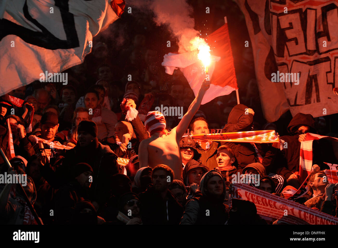 Les partisans du club de Bundesliga allemande de football FC Köln (Cologne) célébrer leurs torches brûlant de l'équipe Banque D'Images