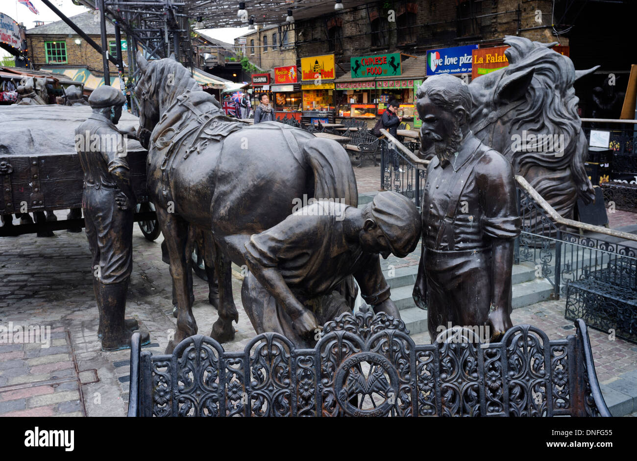 Cheval bronze statues at Camden Stables Market Camden Town North London UK Banque D'Images