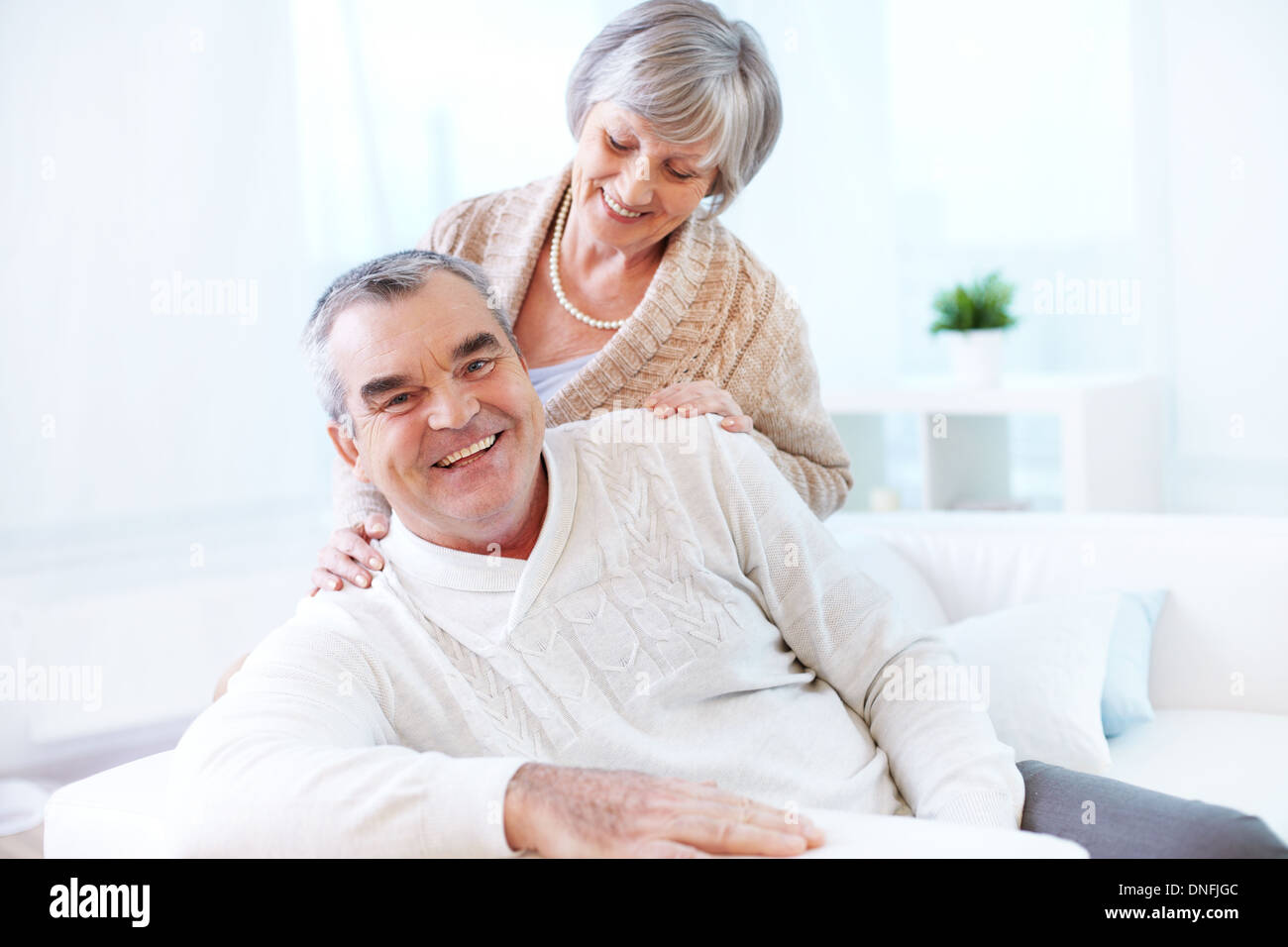 Portrait of a happy senior couple looking at camera with smiles Banque D'Images