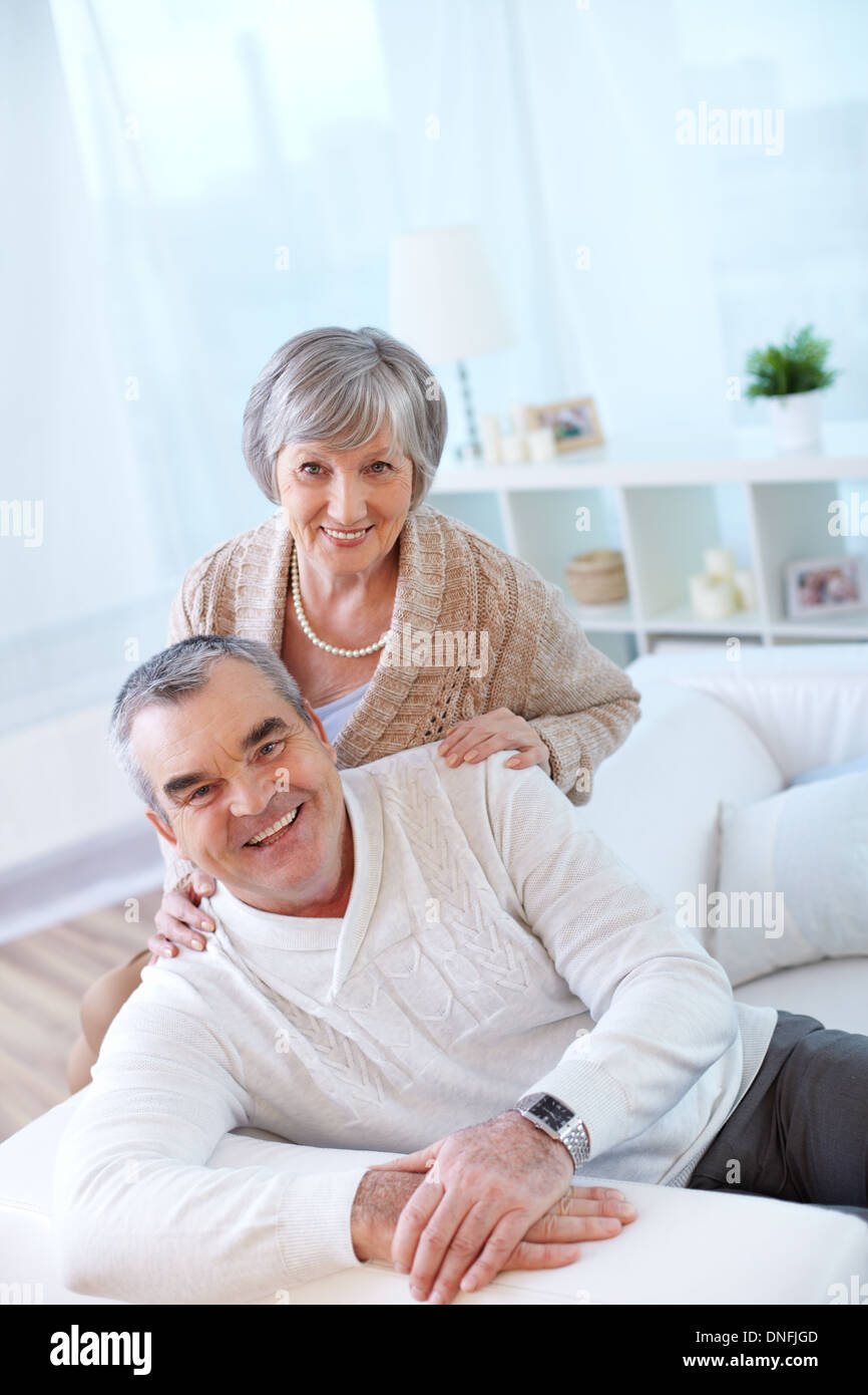 Portrait of a happy senior couple looking at camera with smiles Banque D'Images
