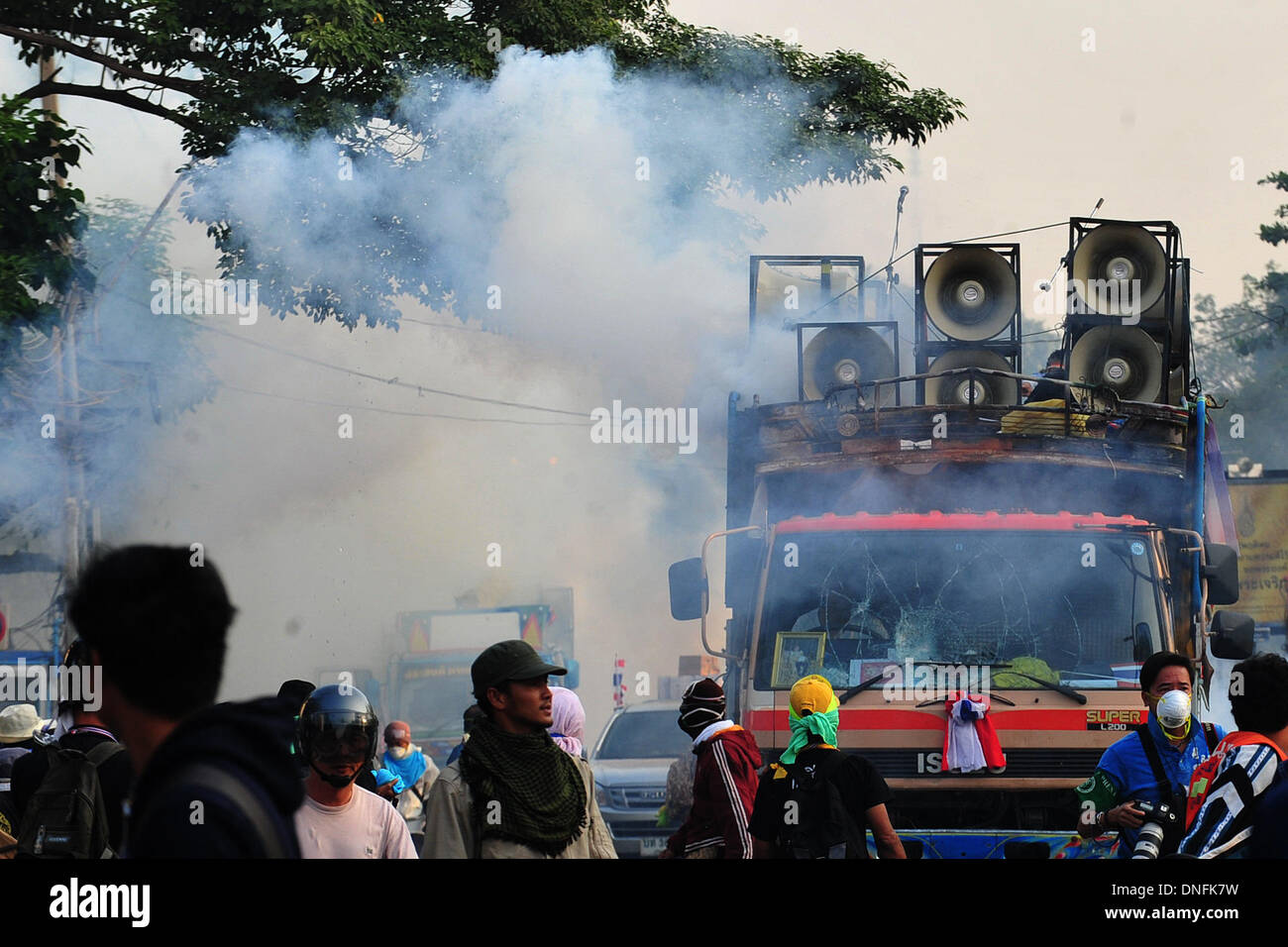 Bangkok, Thaïlande. Dec 26, 2013. Rassemblement des manifestants que la police a tiré des gaz lacrymogènes sur les manifestants anti-gouvernement qui avait tenté de perturber le processus électoral à un stade à Bangkok, Thaïlande, 26 Décembre, 2013. Des centaines de manifestants qui avaient tenté d'envahir dans le stade ont été dispersés par les gaz lacrymogènes tirés de l'intérieur du composé dans Dindaeng domaine où les représentants de 30 partis politiques en lice dans l'élection du 2 février a attiré un bon nombre de numéros électoral. Credit : Rachen Sageamsak/Xinhua/Alamy Live News Banque D'Images