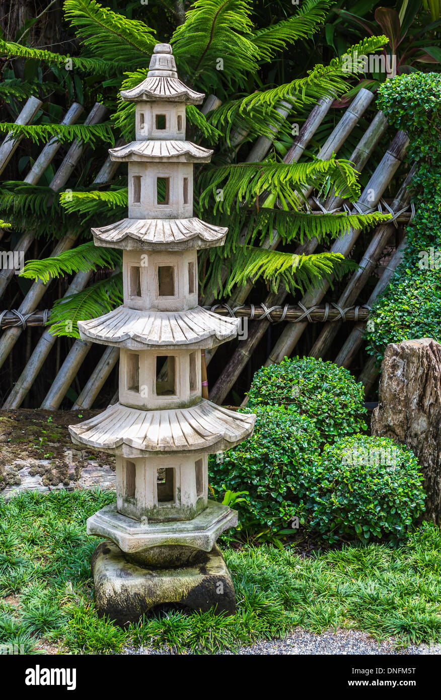 Pierre pagode japonais dans le jardin tropical Banque D'Images