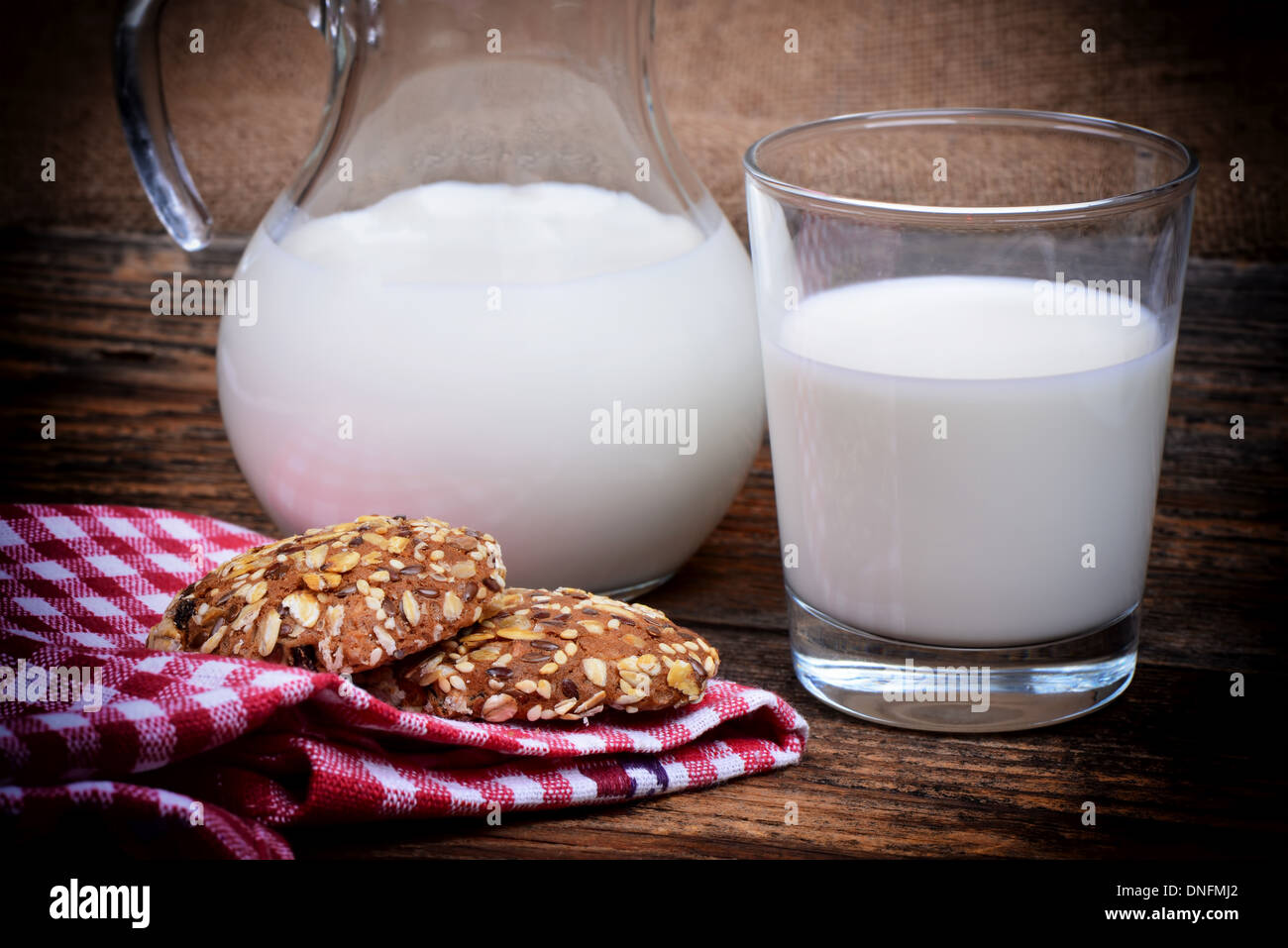 Verseuse en verre et verre de lait Banque D'Images