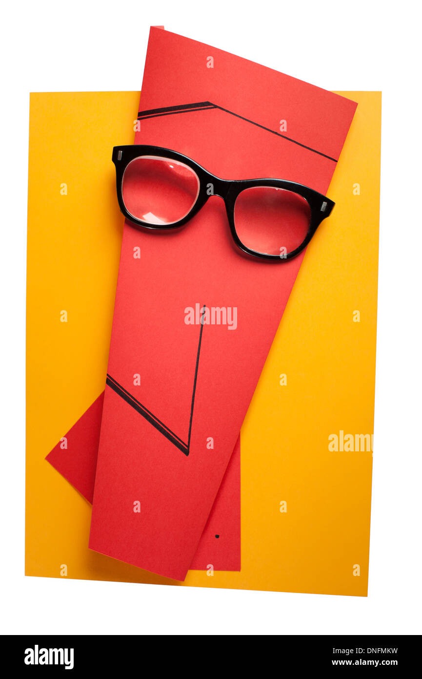 Concept créatif représentant une expression humaine faite de papier portant des lunettes rétro avec cadre noir. Banque D'Images