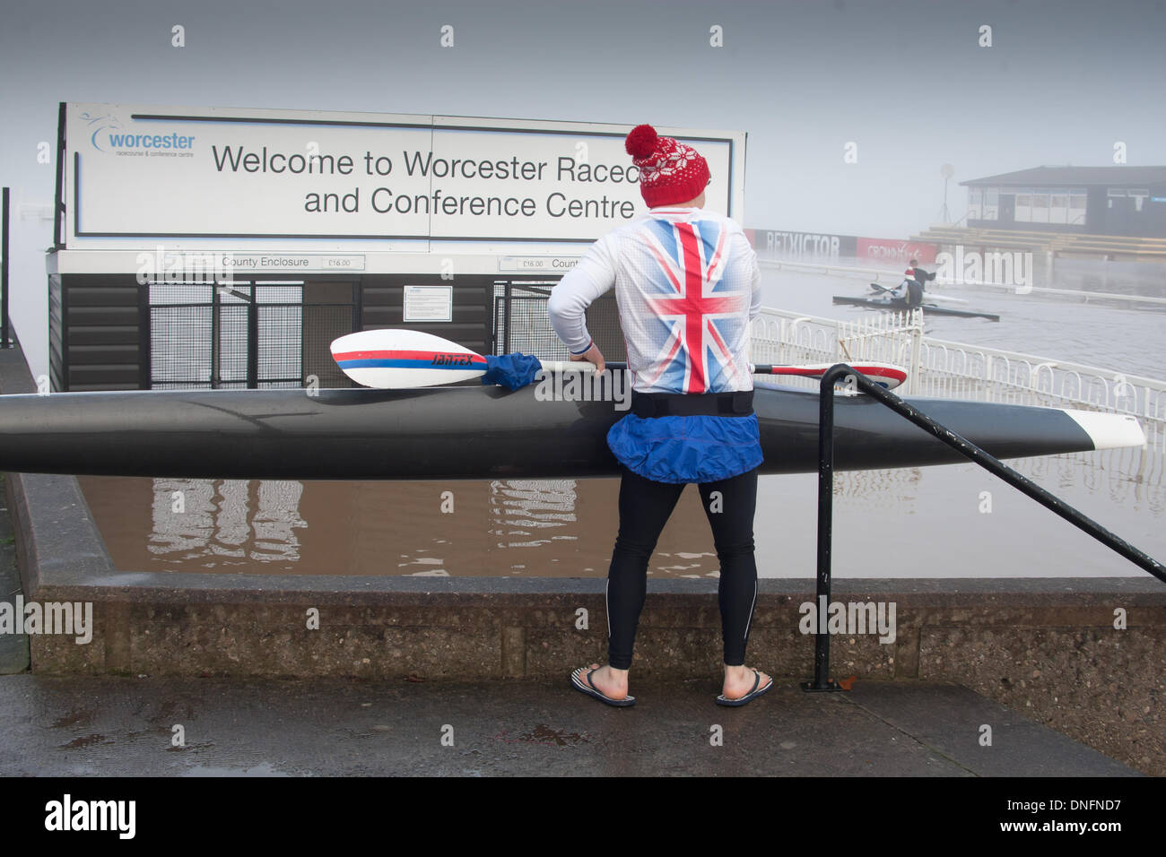 Les canoéistes de Worcester canoe club profitez de l'hippodrome de Worcester inondées de prendre leurs bateaux sur de nouvelles eaux Banque D'Images