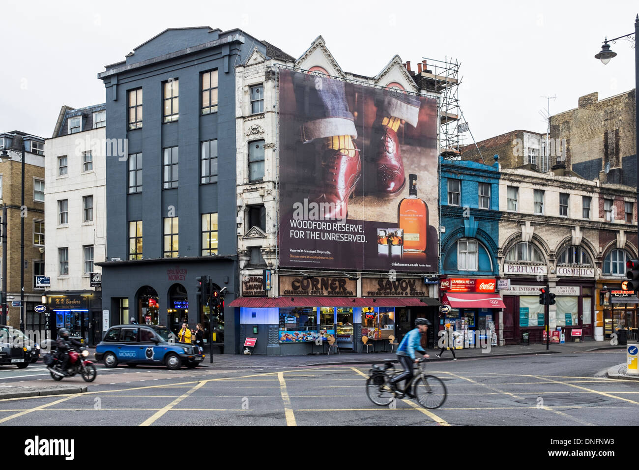 'Le Drunken Monkey' pub, Savoy Grill Corner et London cab sur coin de Shoreditch High Street, Shoreditch, London Banque D'Images