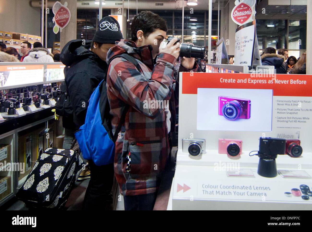 Toronto, Canada. Dec 26, 2013. Les clients à faire leurs achats dans un magasin le lendemain à Toronto, Canada, 26 déc 2013. Boxing Day est l'un des jours de shopping les plus importants de l'année au Canada. Credit : Zou Zheng/Xinhua/Alamy Live News Banque D'Images