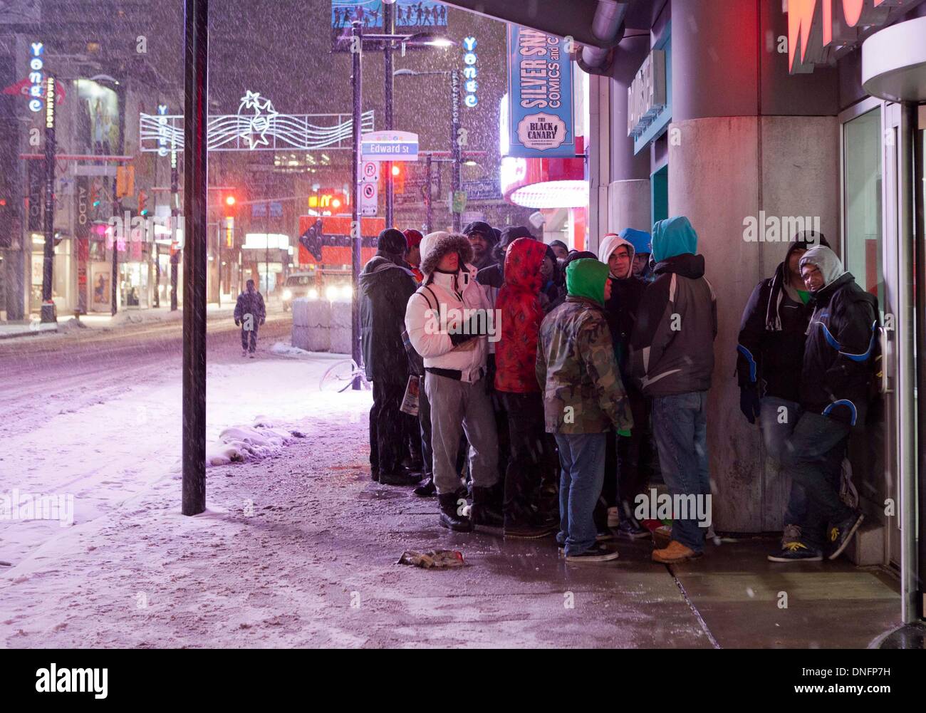 Toronto, Canada. Dec 26, 2013. Les clients queue pour entrer dans un magasin le Boxing Day à Toronto, Canada, 26 déc 2013. Boxing Day est l'un des jours de shopping les plus importants de l'année au Canada. Credit : Zou Zheng/Xinhua/Alamy Live News Banque D'Images