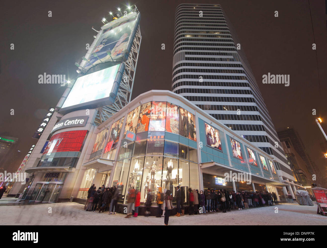 Toronto, Canada. Dec 26, 2013. Les clients queue pour entrer dans un magasin le Boxing Day à Toronto, Canada, 26 déc 2013. Boxing Day est l'un des jours de shopping les plus importants de l'année au Canada. Credit : Zou Zheng/Xinhua/Alamy Live News Banque D'Images