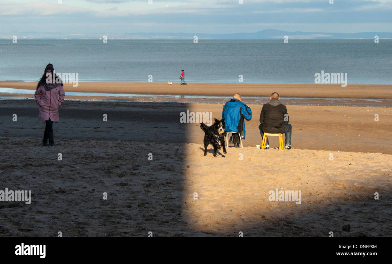 La plage de Portobello, Edinburgh, Scotland, UK . Dec 26, 2013. Boxing Day 2013. Familles profitent de la douceur du climat à l'excès du Jour de Noël, avec une promenade sur la plage de Portobello, Édimbourg. De Dog Walkers et les rameurs aux enfants de tester leurs nouveaux vélos et scooters, le winter Sunshine a fourni une pause bienvenue de la les vents forts et les inondations de la semaine dernière. Credit : pictureditor/Alamy Live News Banque D'Images