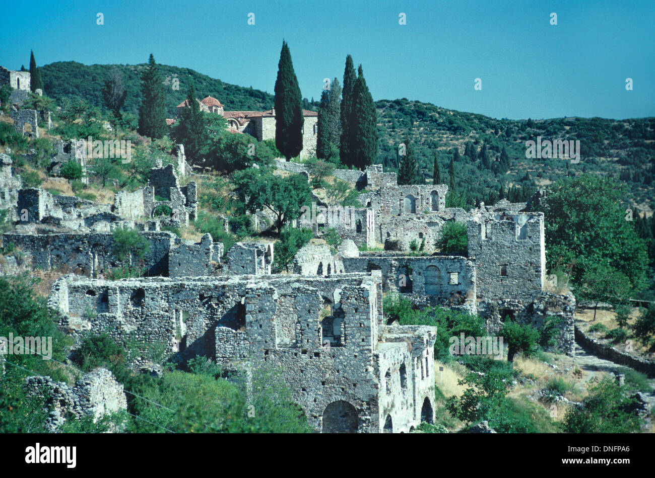 Vue sur Ville en ruines ruines ou vestiges d'abandonné ville grecque de Mystras ou Mistras Grèce Banque D'Images