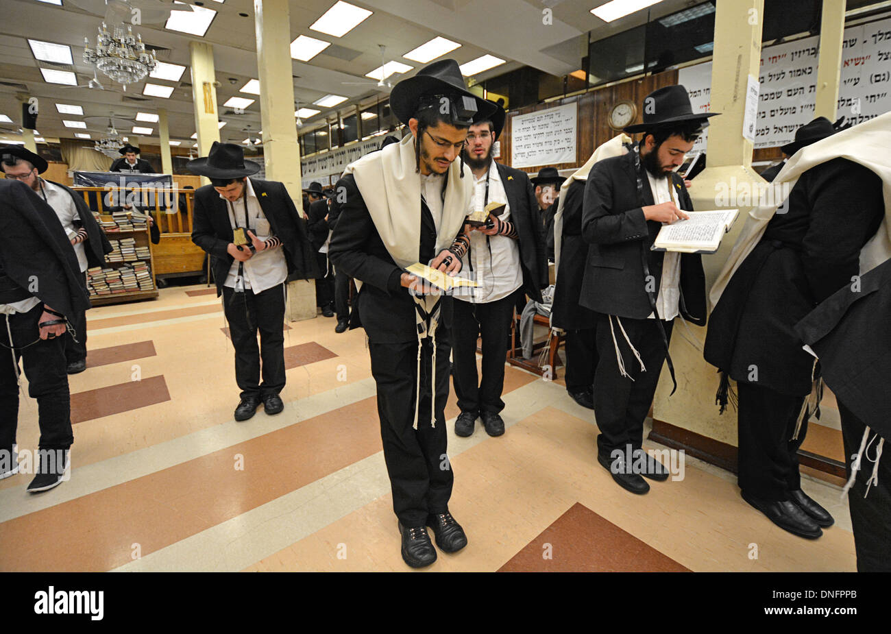 Les hommes juifs orthodoxes à la prière du matin en semaine portant des phylactères et tefillin