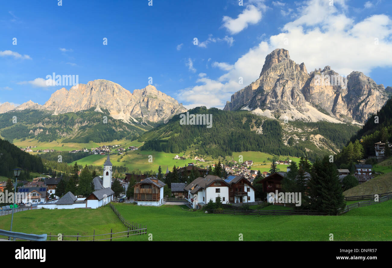 Avis de Corvara, célèbre village de Val Badia, Dolomites italiennes Banque D'Images