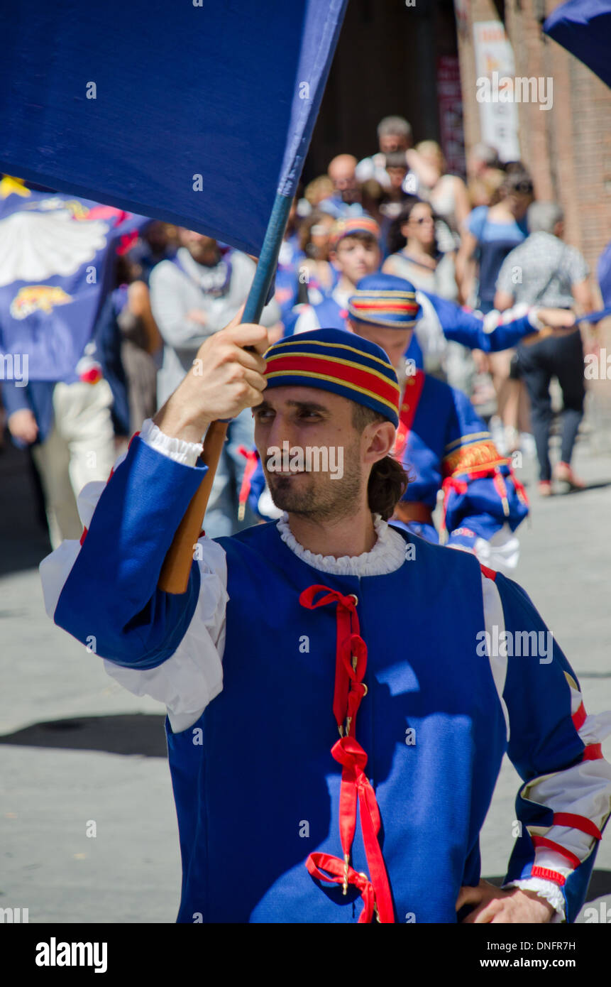 Bannerman holding drapeau, parade (Italien) de la Parata à Sienne, Toscane, Italie, 11 août 2013 Banque D'Images