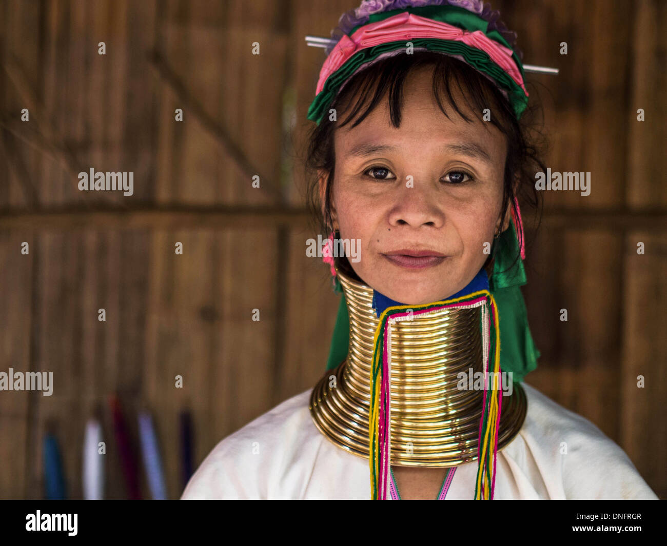 Karen long cou femme au village de la tribu colline près de Chiang Mai, Thaïlande. Banque D'Images