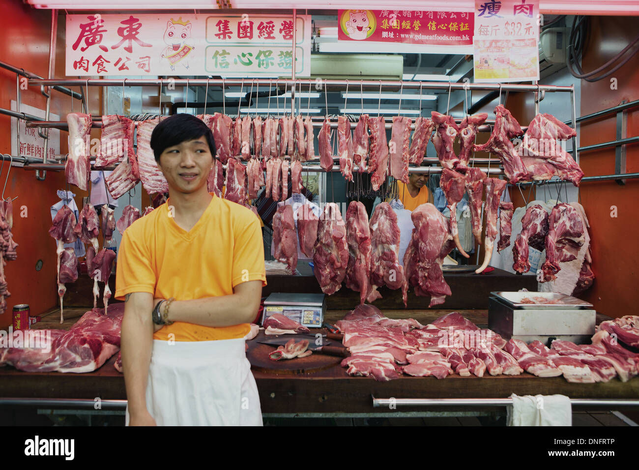 Jeune homme en face d'une boucherie, de Hong Kong, Chine Banque D'Images