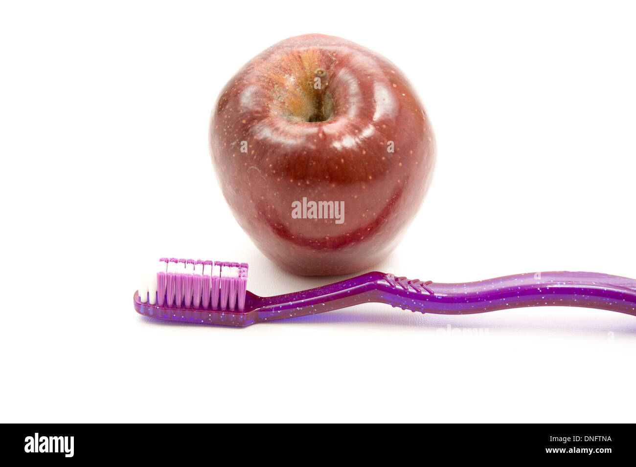 Pomme Rouge avec une brosse à dents douce Banque D'Images