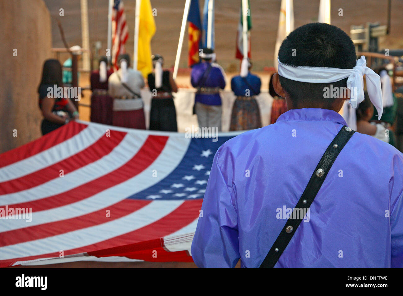 Drapeaux sur le point d'entrer dans l'arène, spectacle de danse indienne les cérémonies d'ouverture, Gallup Inter-Tribal Ceremonial, Nouveau Mexique USA Banque D'Images