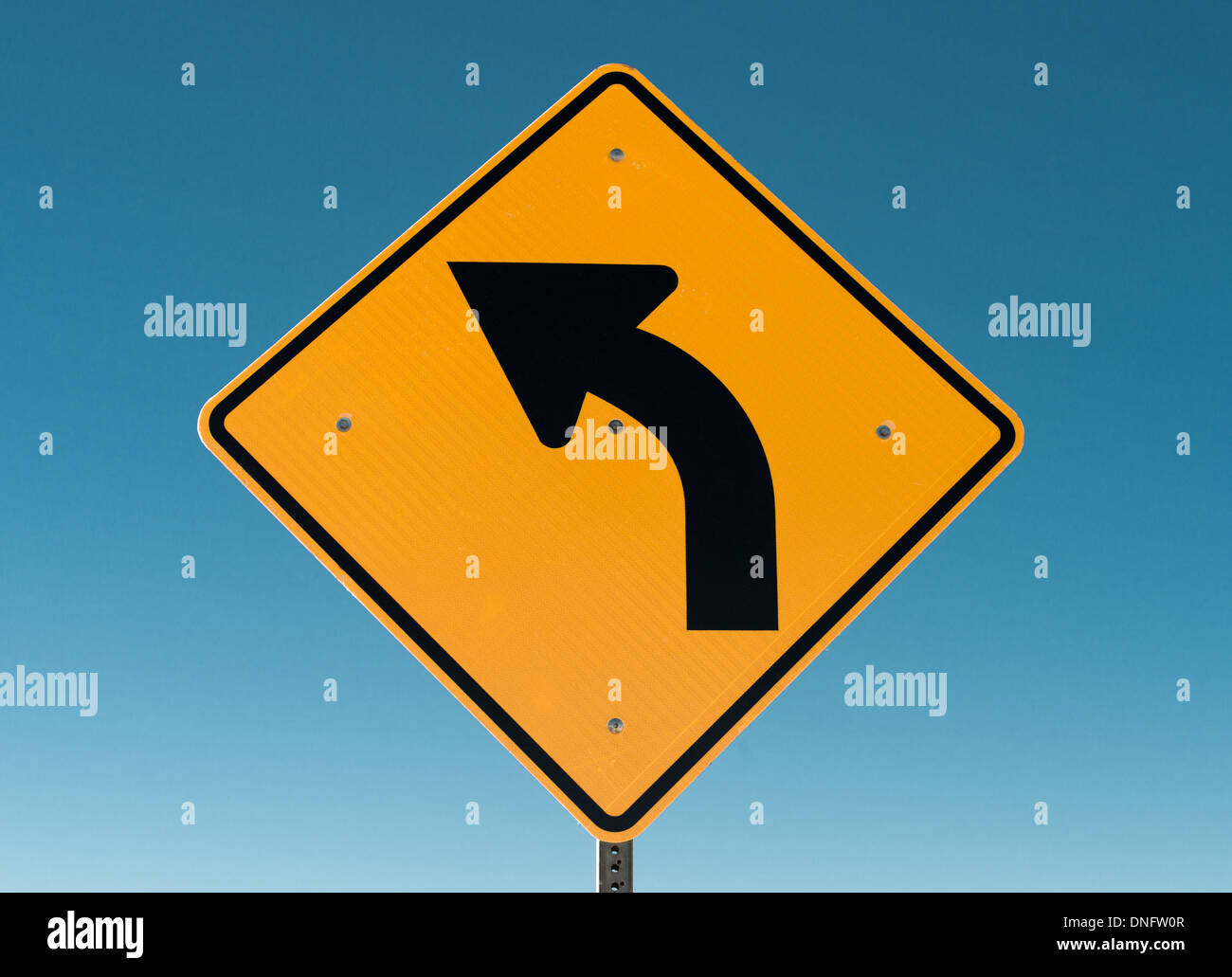 Dans le désert de la route et tournez à signer Banque D'Images