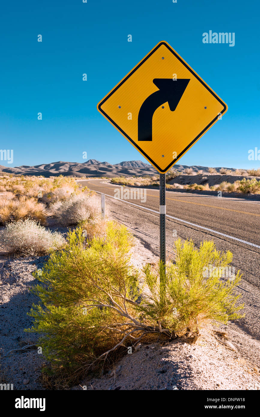 Dans le désert de la route et tournez à signer Banque D'Images