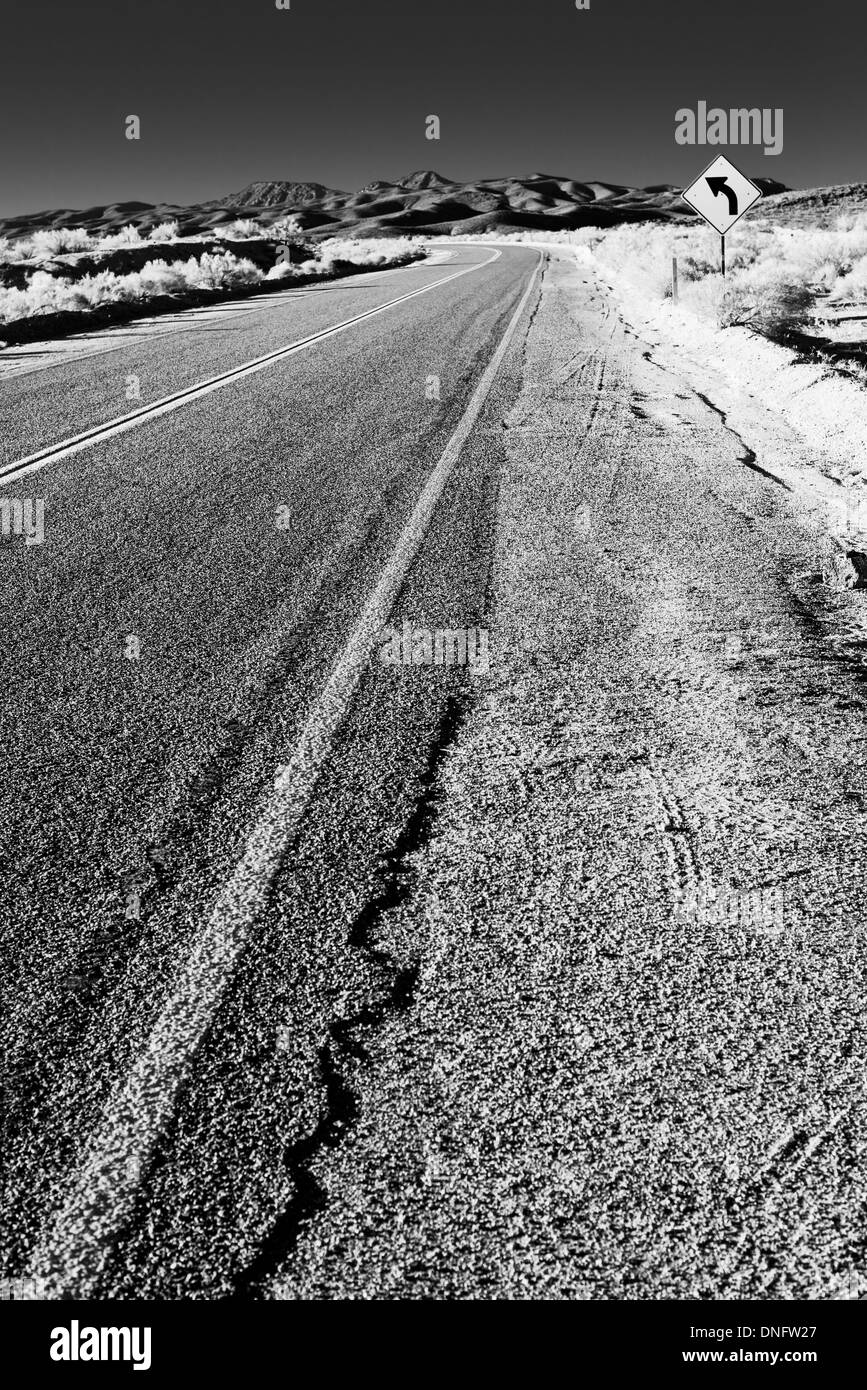 Dans le désert de la route et tournez à signer Banque D'Images