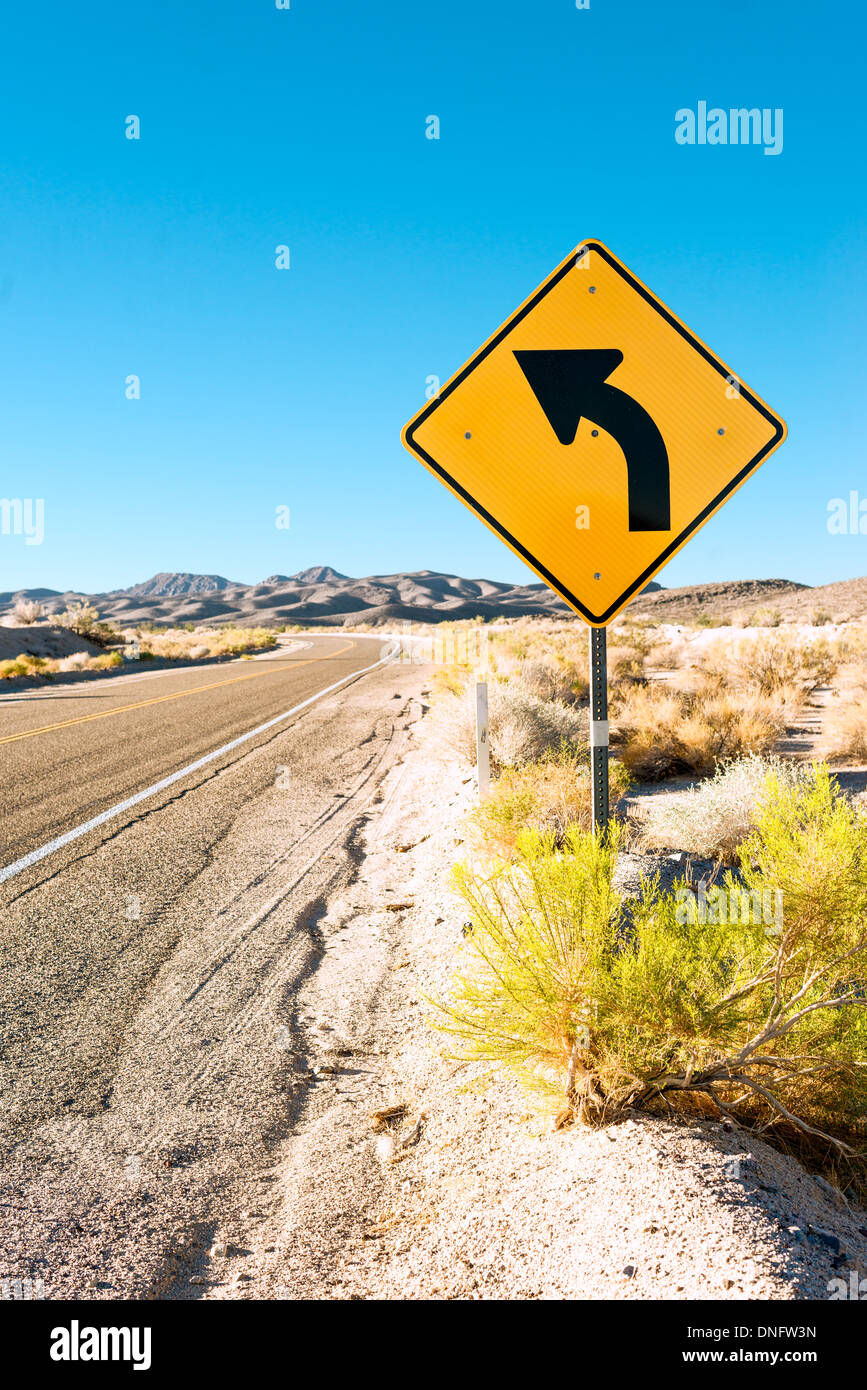 Dans le désert de la route et tournez à signer Banque D'Images