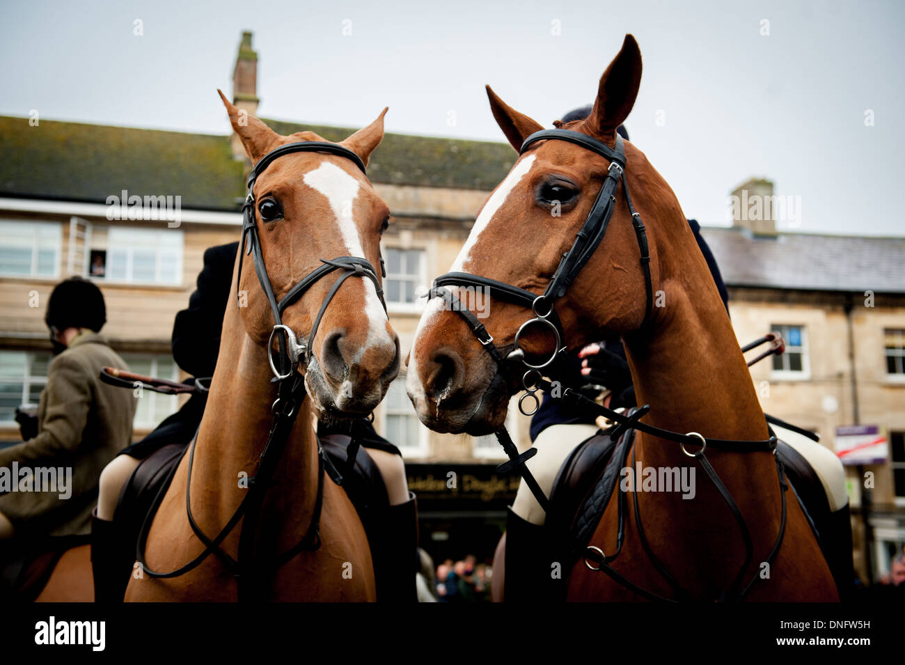 Cavaliers et chiens se retrouvent au début de l'Heythrop Hunt dans Chipping Norton, Oxfordshire Banque D'Images