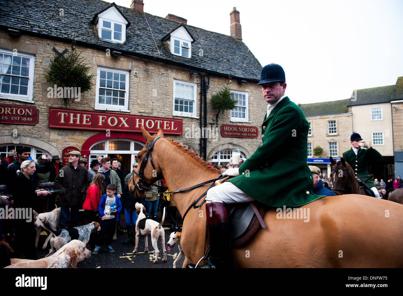 Rider en face de l'hôtel Fox, Chipping Norton, Oxfordshire/Cotswolds où le Heyford Hunt rencontrez avant leur Boxing Day Hunt Banque D'Images