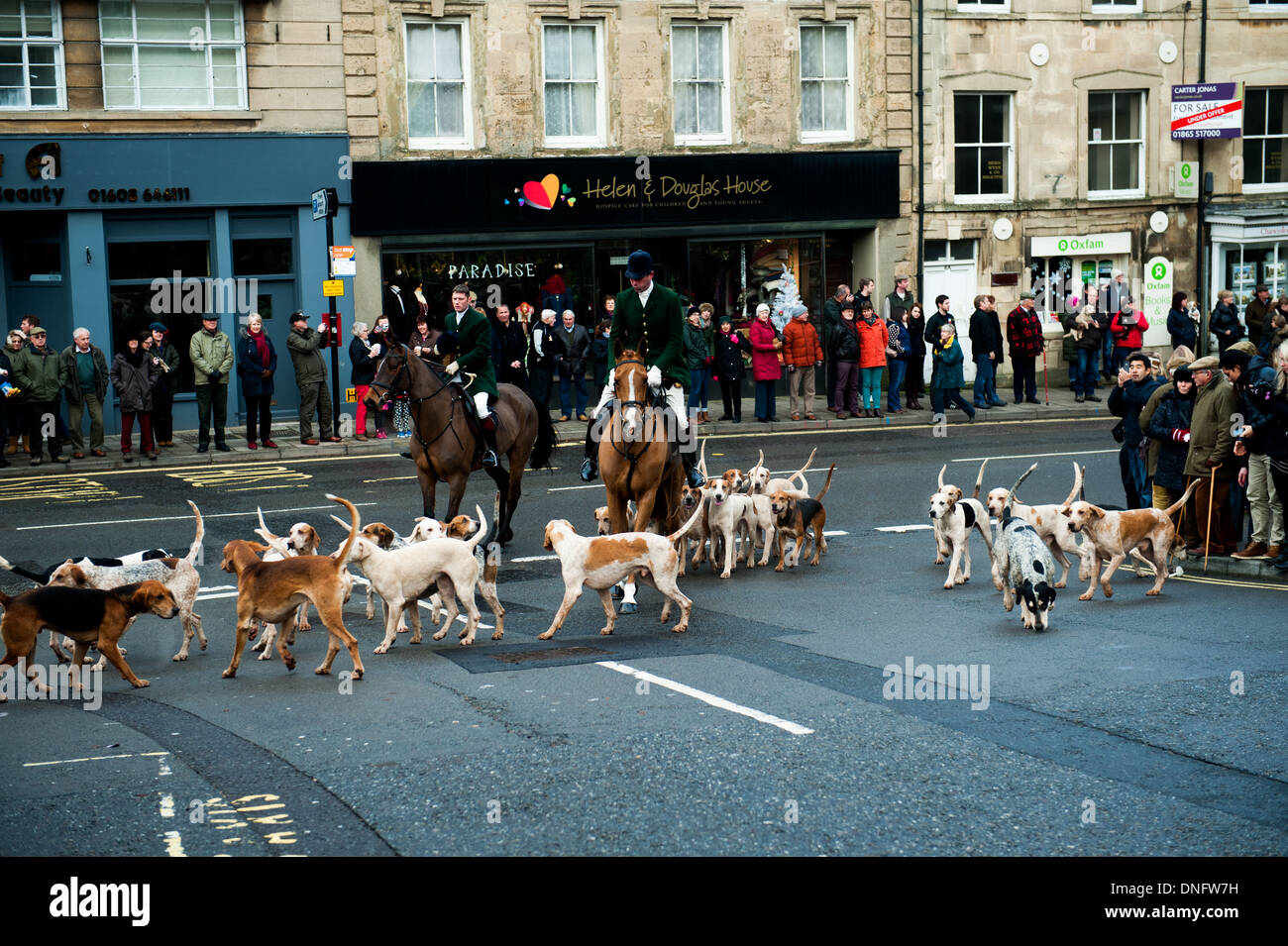 The Heythrop Hunt , une chasse au renard à Chipping Norton, Oxfordshire le lendemain de Noël chaque année à partir de l'hôtel Fox Banque D'Images