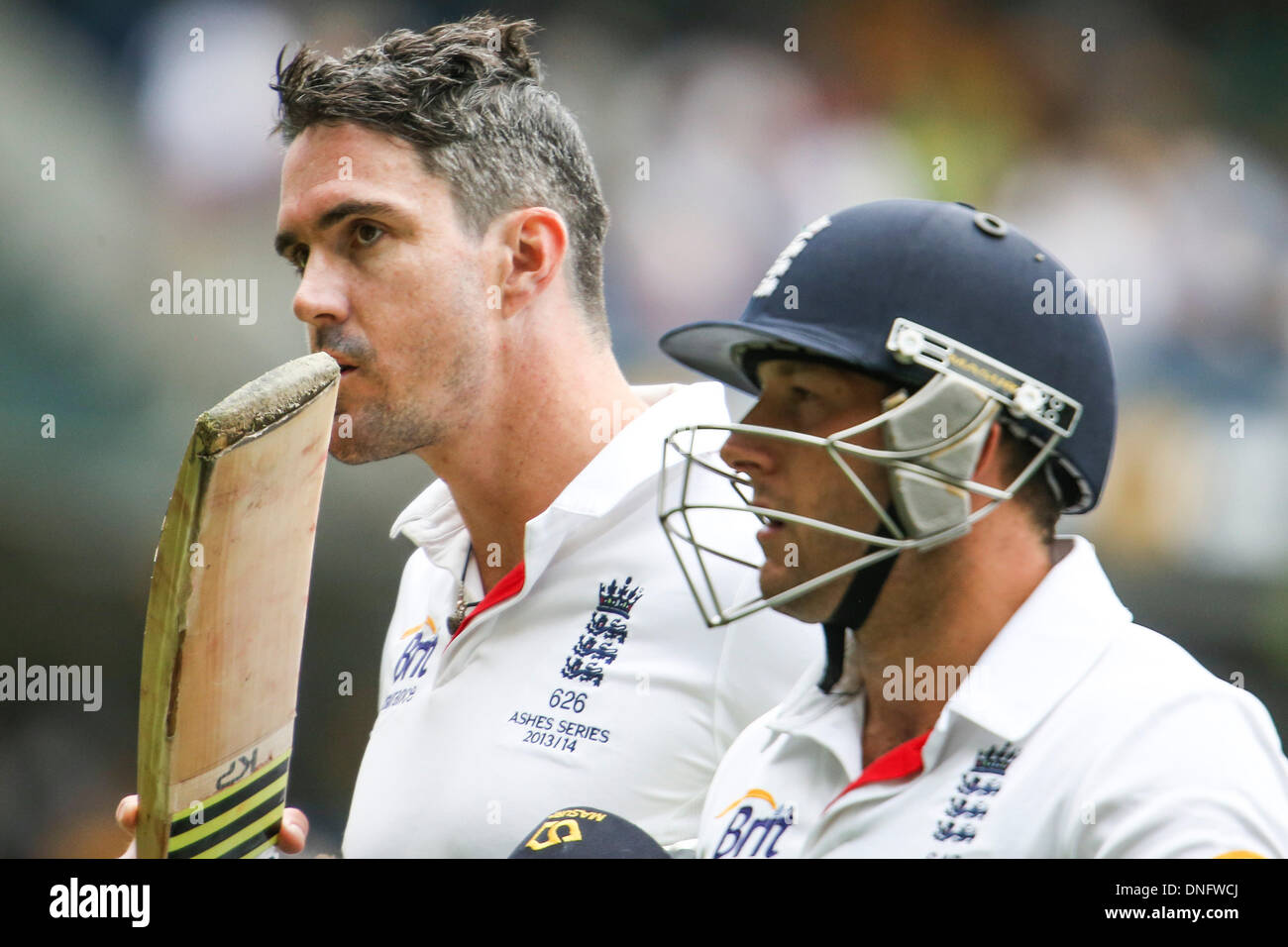 Melbourne, Australie. Dec 26, 2013. Kevin Pietersen réfléchit à l'jouer au cours de la au cours de la première journée de la quatrième cendres test match entre l'Australie et l'Angleterre à la MCG - Lendemain de tester l'Australie contre l'Angleterre, MCG, Melbourne, Victoria, Australie. Credit : Action Plus Sport/Alamy Live News Banque D'Images