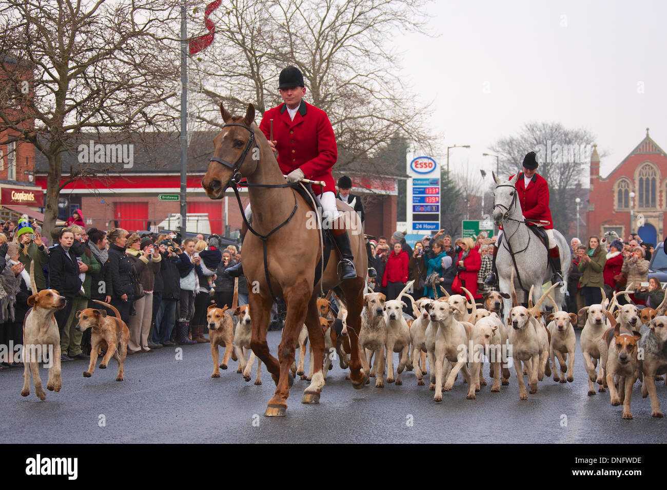 Bawtry, UK . Dec 26, 2013. Maître de la Grove et chasser les hounds conduit Rufford et cavaliers sur le Boxing Day Hunt 2013, laissant l'Hôtel de la Couronne, Retford Crédit : Tout4 Photographie/Alamy Live News Banque D'Images