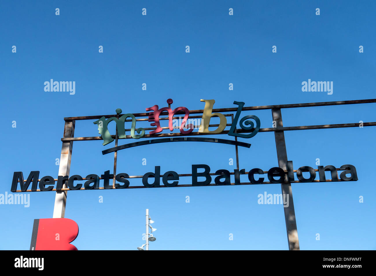 BARCELONE, ESPAGNE - 13 SEPTEMBRE 2013 : panneau au-dessus de l'entrée du Mercat Fira de Bellcaire - plus grand marché aux puces et aux antiquités de Barcelone Banque D'Images