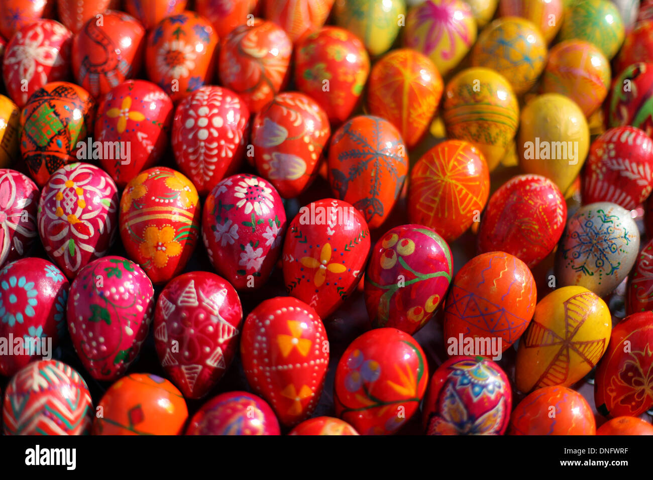 Peint aux couleurs vives et d'oeufs de Pâques décorés à Moscou. Un païen et de la tradition chrétienne en Ukraine et en Russie. Banque D'Images