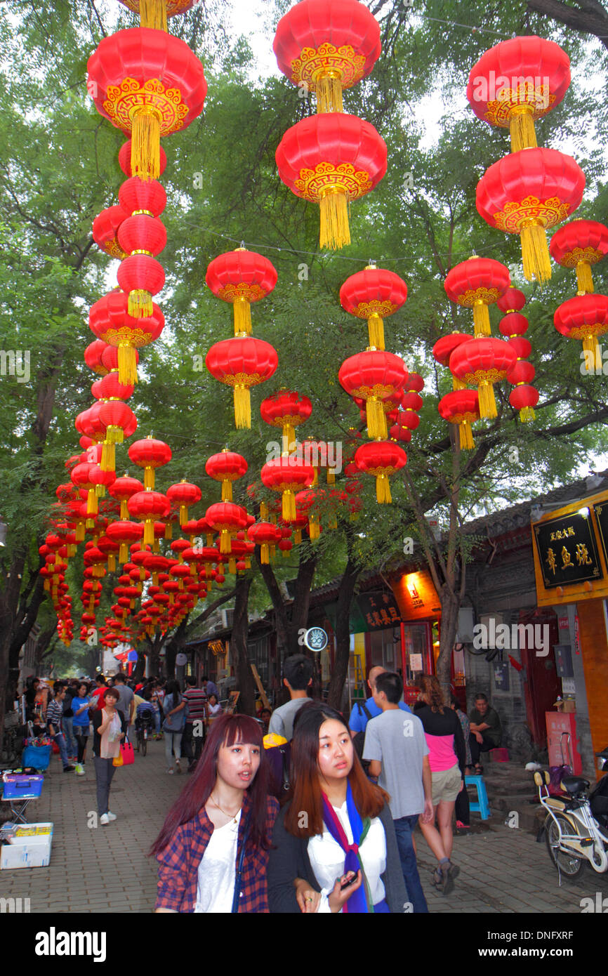 Beijing Chine,Chinois,Dongcheng District,Nanluoguxiang,hutong,shopping shopper shoppers magasins marché marchés achats vente, vente au détail St Banque D'Images